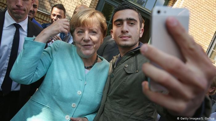 Септември, 2015: Меркел позира за селфи с мигрант от Сирия